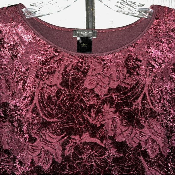 Ann Taylor Factory top, crushed velvet look, burgundy with floral pattern - Picture 2 of 9